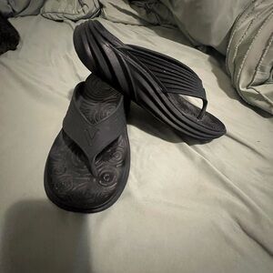 Woman’s Black Vionic Flip Flops - Casual Slip-On Sandals